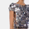 El icónico top plateado con discos Sparkle
