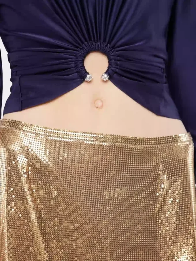 Top corto con detalle de piercing
